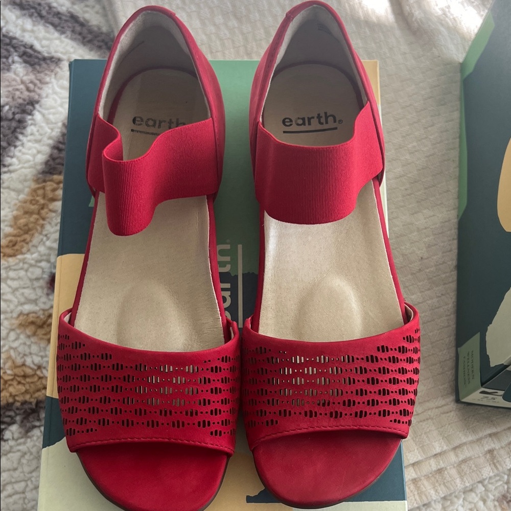 Earth Women's Red Open-Toe Elastic Strap Sandals - Picture 3 of 7